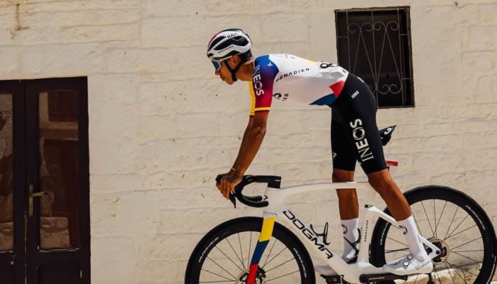Buena etapa de Egan Bernal en Italia
