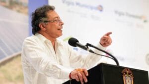 Petro defiende consigna de reforma a la salud