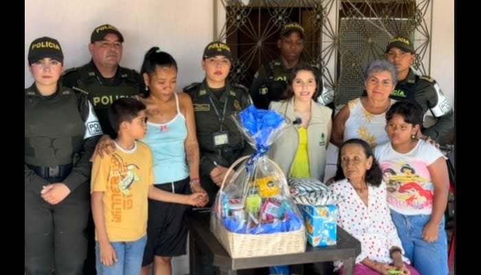 Policía entrega mercados a familias vulnerables