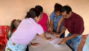 Taller comunitario en el barrio 20 de Mayo
