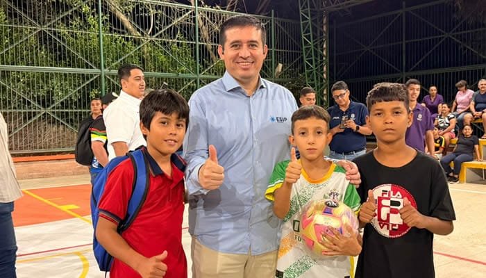 Entregan más polideportivos iluminados en Neiva