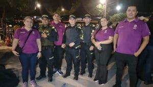 Trabajo en pro de la niñez durante desfile nocturno