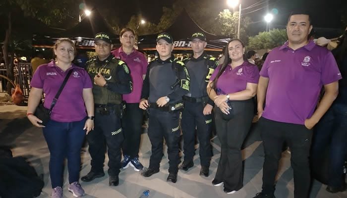 Trabajo en pro de la niñez durante desfile nocturno