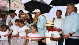 Gobernación presente en el cumpleaños de Silvania (Gigante)