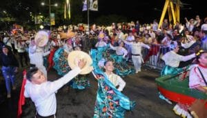 Neivanos disfrutaron del desfile nocturno