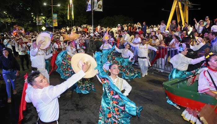 Neivanos disfrutaron del desfile nocturno