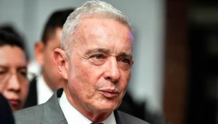 Uribe espera veredicto por acusación de sobornos en su contra
