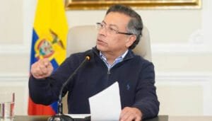 Presidente Petro busca independencia militar