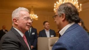 Petro a Uribe: «que se dedique a su familia»
