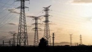 Gobierno propone aumento en el precio de energía