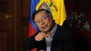 Petro defiende su gobierno en alocución