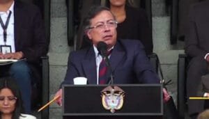 Nueva Puya de Petro a Uribe