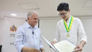 Reconocimiento al Ministro de Educación