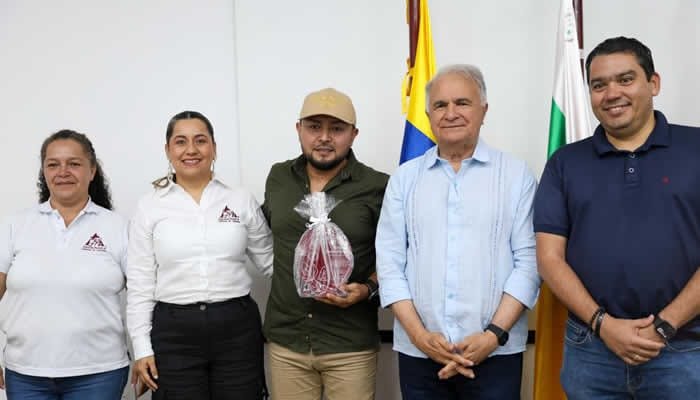 Exaltados caficultores durante la Feria FICCA 2025