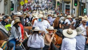 Prohibidas cabalgatas, toros coleados y peleas de gallos