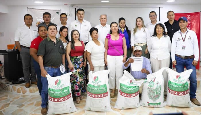 Convenio para beneficiar a familias cafeteras víctimas del conflicto
