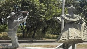 Restauración de esculturas del sanjuanero en Neiva