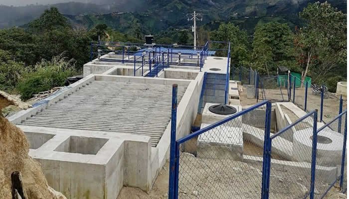 Garzón lleva agua potable al corazón del campo