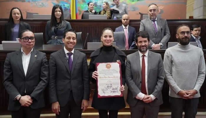 Congreso homenajeó a Claudia Bahamón