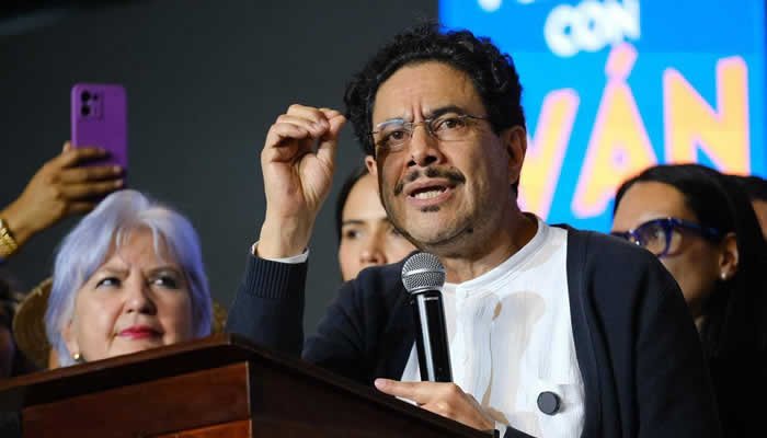 Iván Cepeda propone eliminar el CNE