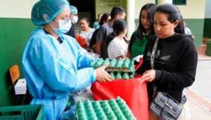 Entrega masiva de canastas alimentarias en receso escolar