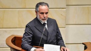 Mininterior denuncia presencia espía en su celular