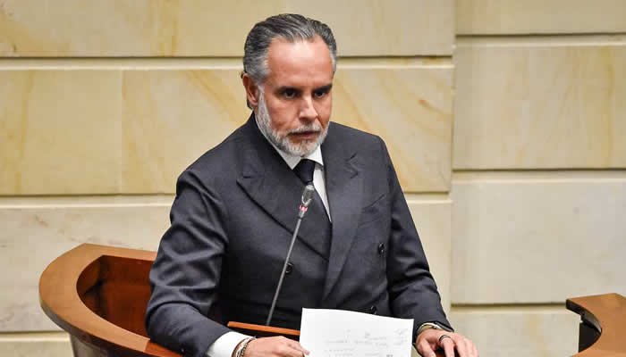 Mininterior denuncia presencia espía en su celular