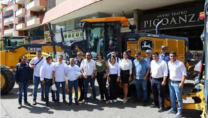 Tercera entrega de maquinaria amarilla en el Huila