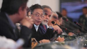 Petro insiste en salida pacífica a crisis en Venezuela