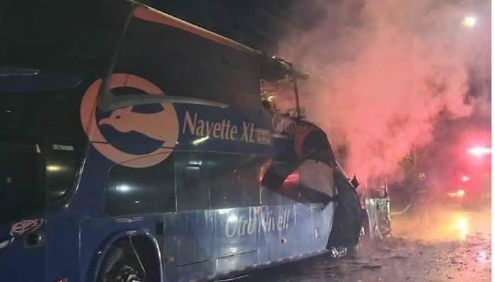 Bus intermunicipal se incineró en la vía Neiva – Bogotá