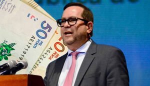 Presidente del Senado criticó reducción salarial