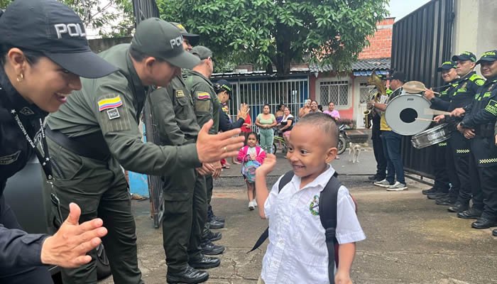 Policía Metropolitana entregó kits escolares