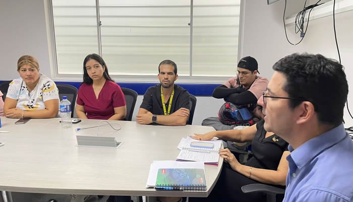 ESE Carmen Emilia Ospina resuelve dudas con empleados