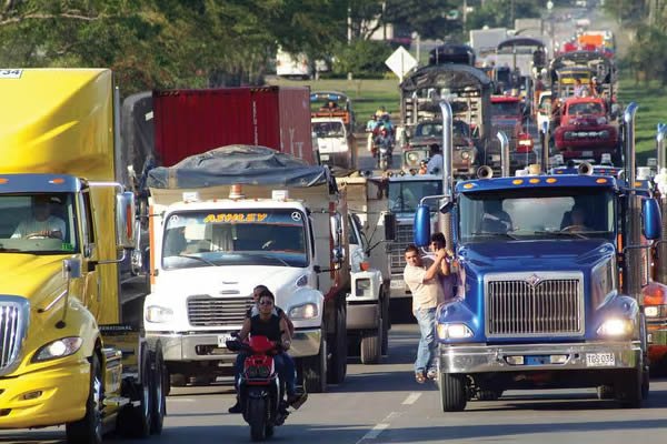 Gremio camionero podría entrar a paro