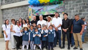 Entregando comedor escolar en Acevedo