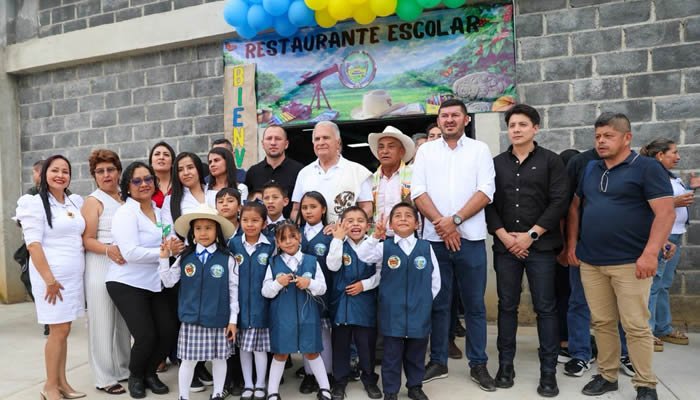 Entregando comedor escolar en Acevedo