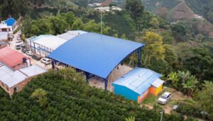 Colegio de Acevedo, con cubierta para su polideportivo