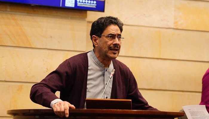 Iván Cepeda denuncia persecución en su contra