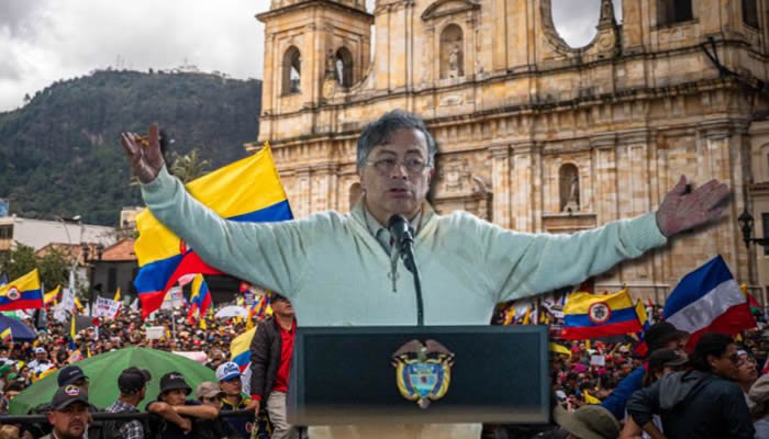 Petro mantiene en firme aumento del salario mínimo