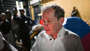 Opositor venezolano inicia arresto domiciliario