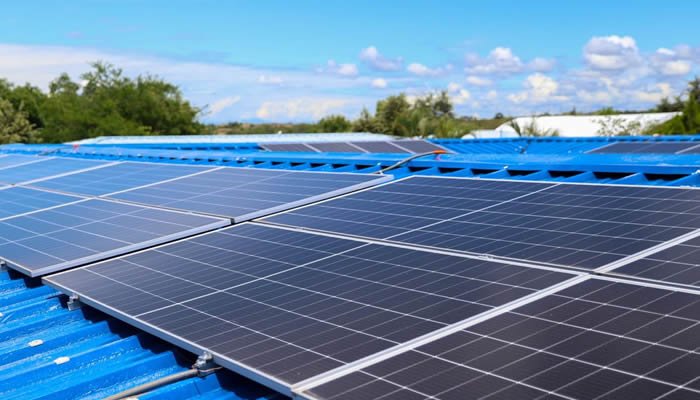 Negocios de economía popular, con paneles solares