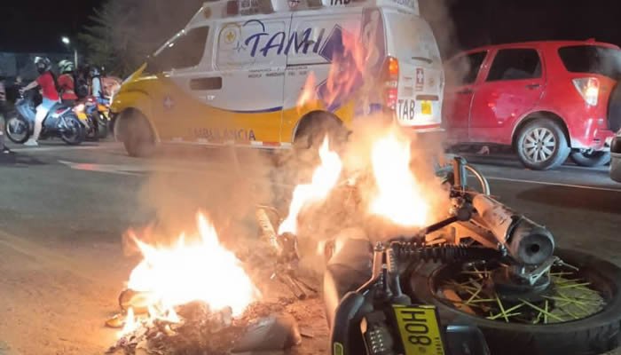 Incinerada moto de presuntos ladrones en Neiva