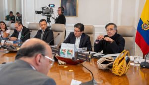 Presidente Petro ordena liquidar EPS en quiebra