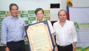 Reconocimiento a médico por su lucha contra el cáncer de mama