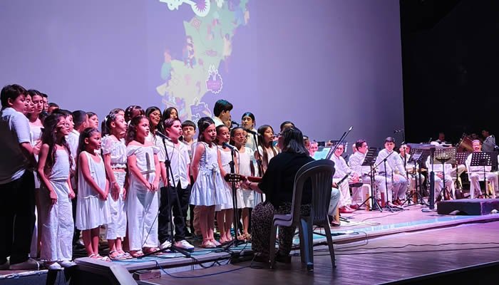 Concierto especial de los niños en el Teatro Pigoanza