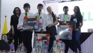 Estudiantes vencedores en concurso de inglés