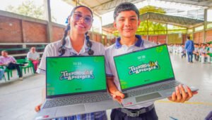 Entrega de computadores a laboratorios de innovación en el Huila