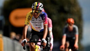 Egan Bernal recupera terreno en Italia