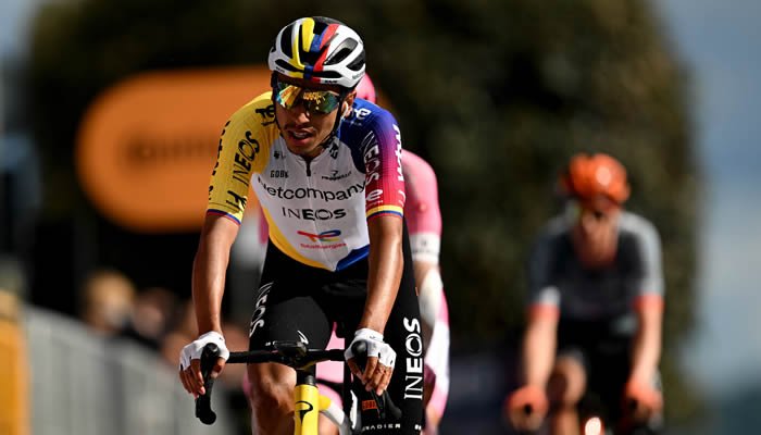 Egan Bernal recupera terreno en Italia