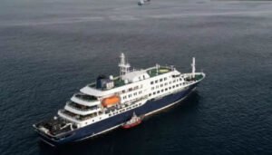 Crucero foco del hantavirus comienza su desinfección